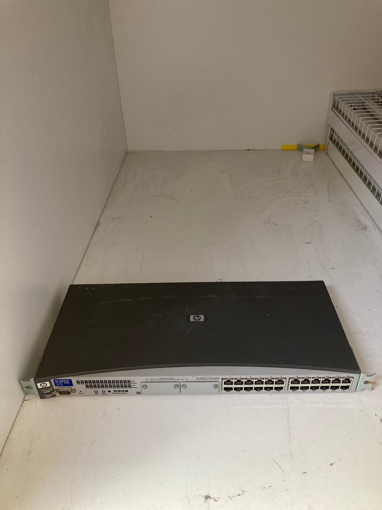 J4818A HP Procurve Switch 2324 24-Port Unmanaged Network Switch 2nd :: Alt () Other //