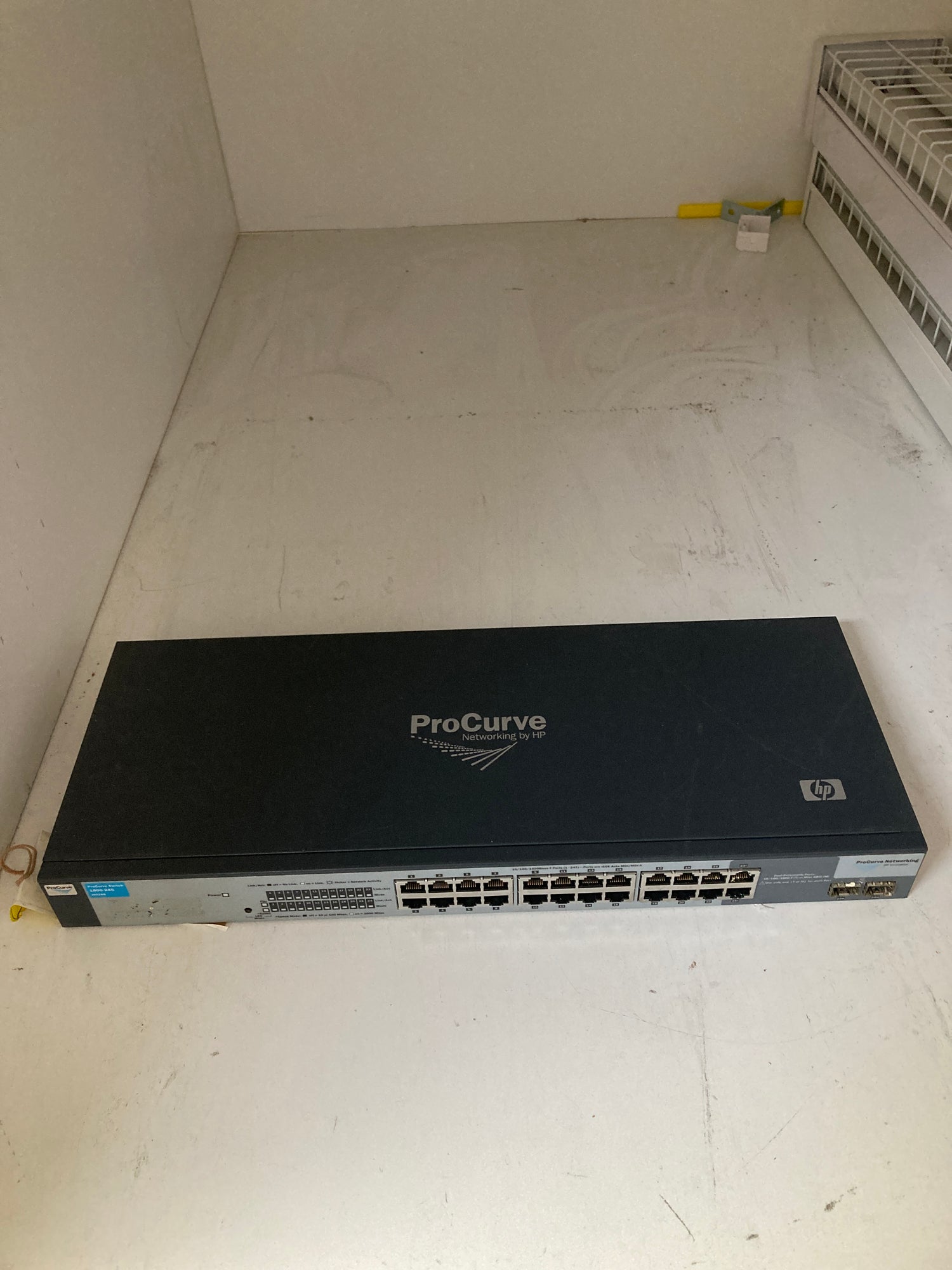 J9028B HP ProCurve Switch 1800-24G 10/100/1000Mbps Gigabit 24-Port Managed 2 SFP 2nd :: Alt () Other //