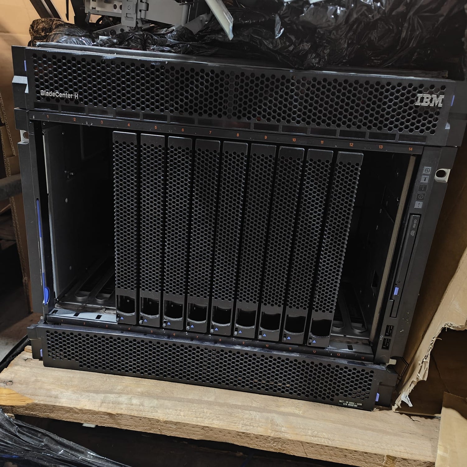 IBM BladeCenter H 2xFan  PN:8852-4XM 2nd :8852-4XM: Alt () Other //